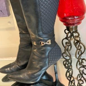 Long heeled boots